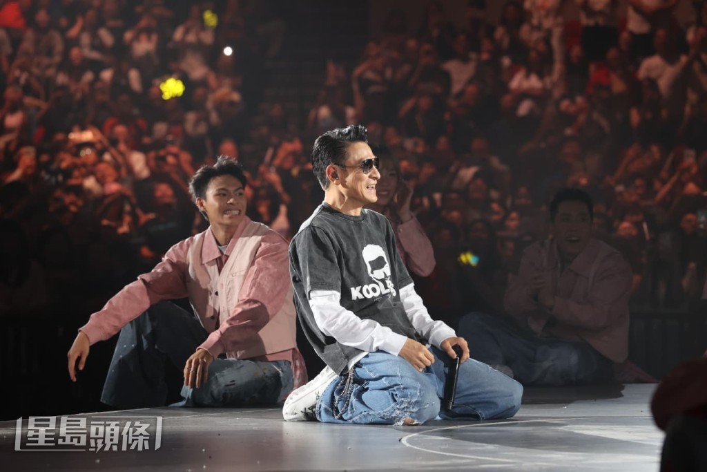 演唱後,劉德華與古天樂在台上面對面互動。