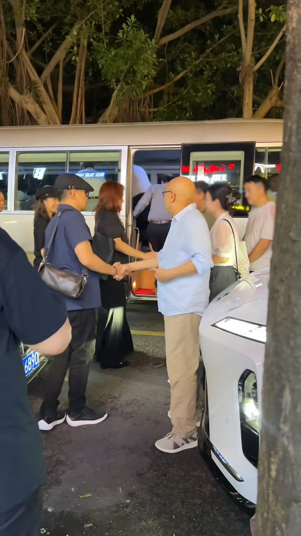 麥嘉與友人愉快交談。