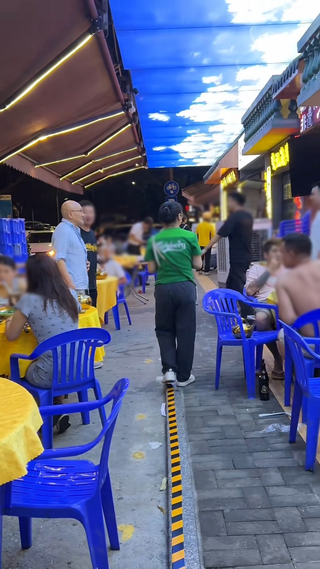 麥嘉在餐廳被網民遇見。