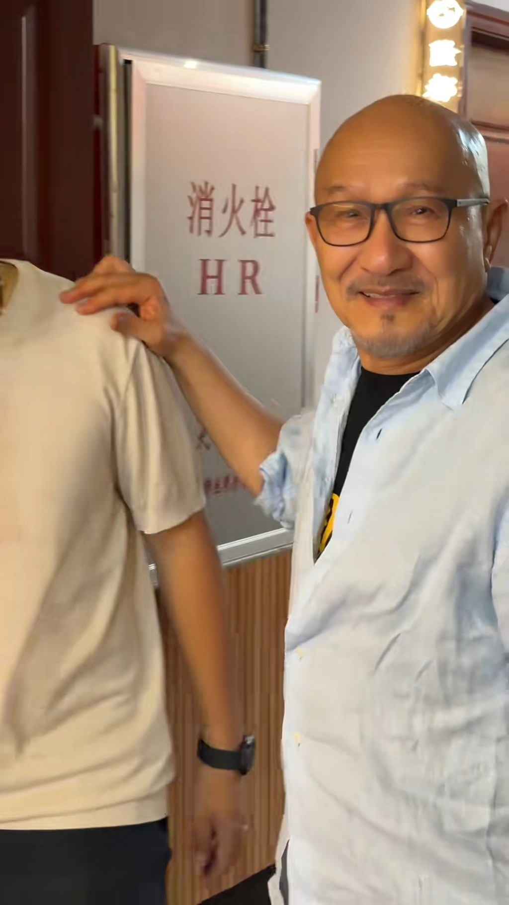 麥嘉外貌年輕,看起來像未滿60歲。
