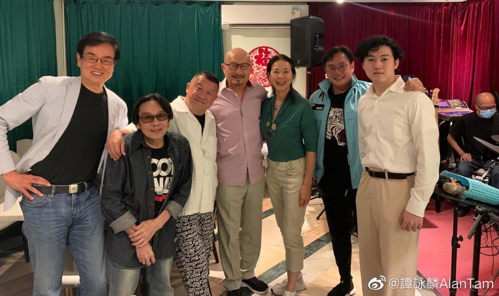 譚詠麟亦會分享與麥嘉等好友的合照。