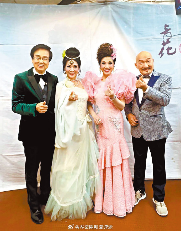 麥嘉熱愛演唱粵曲。