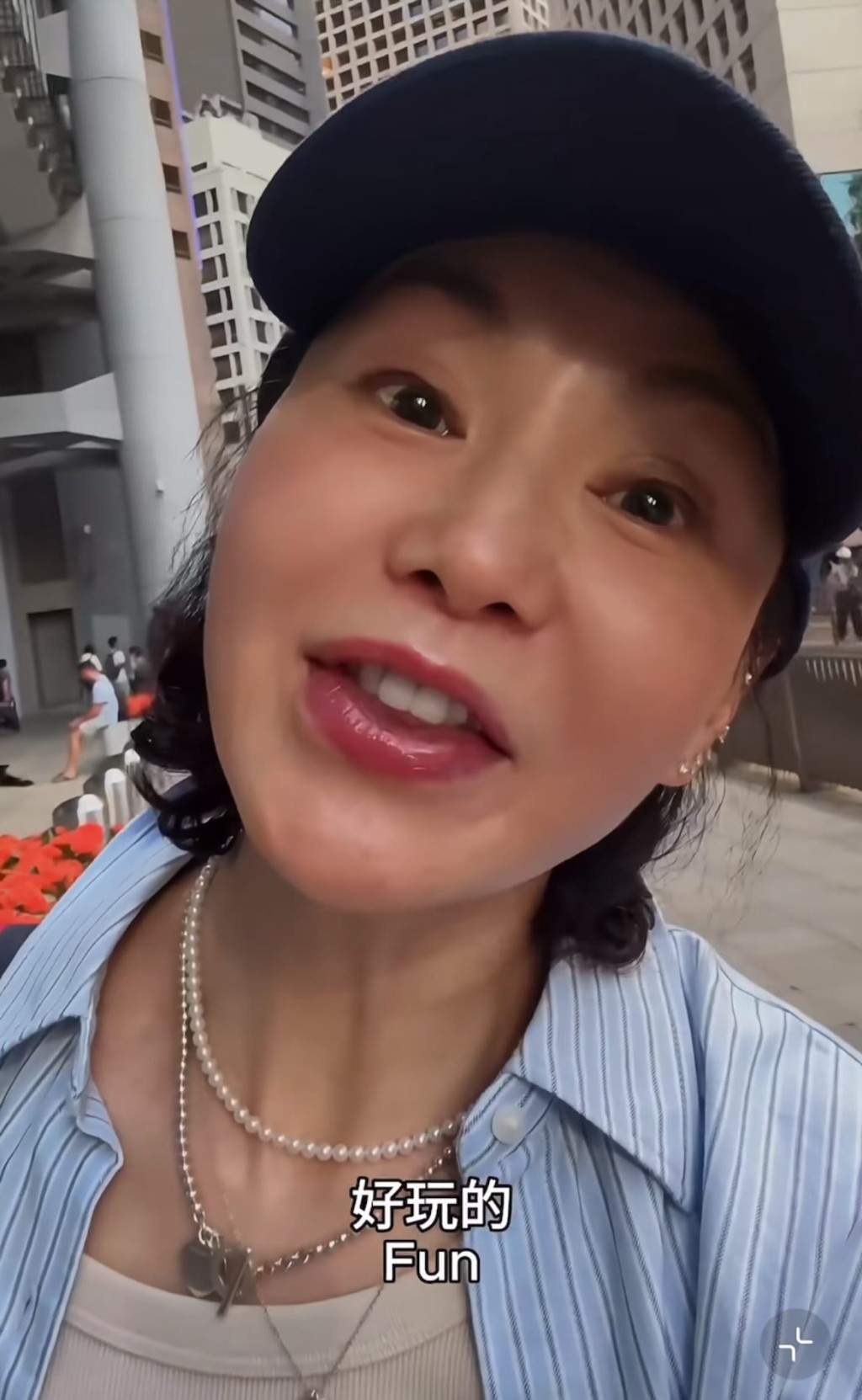 張曼玉身穿的藍色恤衫,同樣來自休閒品牌UNIQLO。