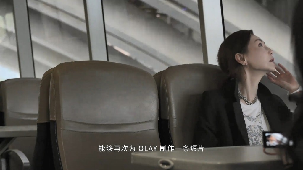 張曼玉拍攝廣告時的花絮片段曝光。