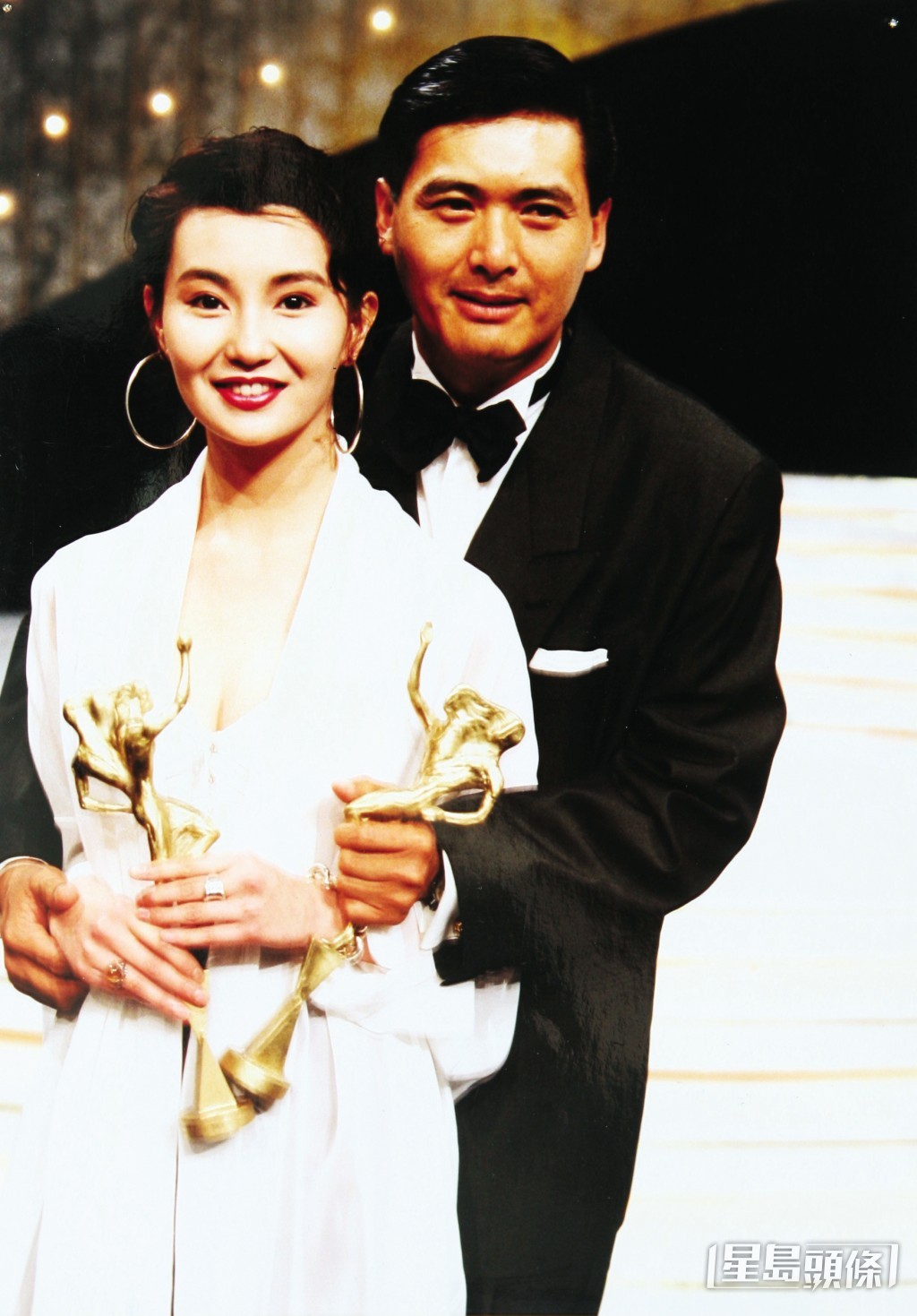 張曼玉曾五度獲封香港電影金像獎影后,首次獲獎是1990年憑《不脫襪的人》。