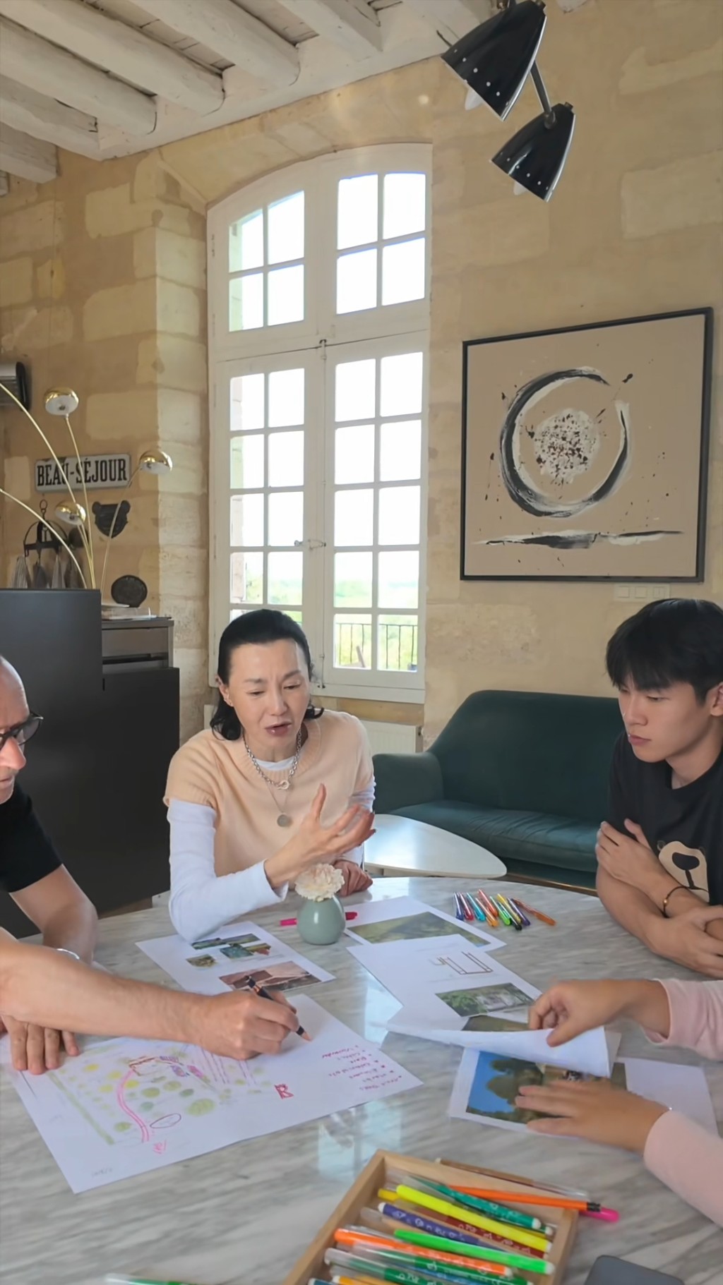 張曼玉認真地為花園建設項目開會討論。