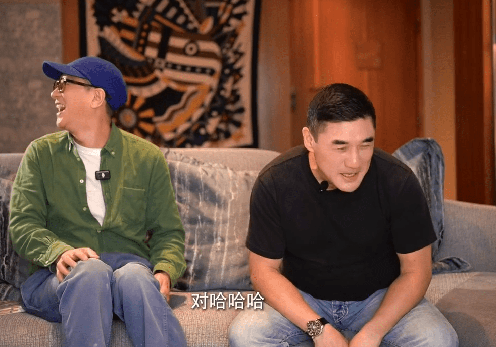 張家輝與好友吳大維在一起時,立刻變回大孩子般活潑。