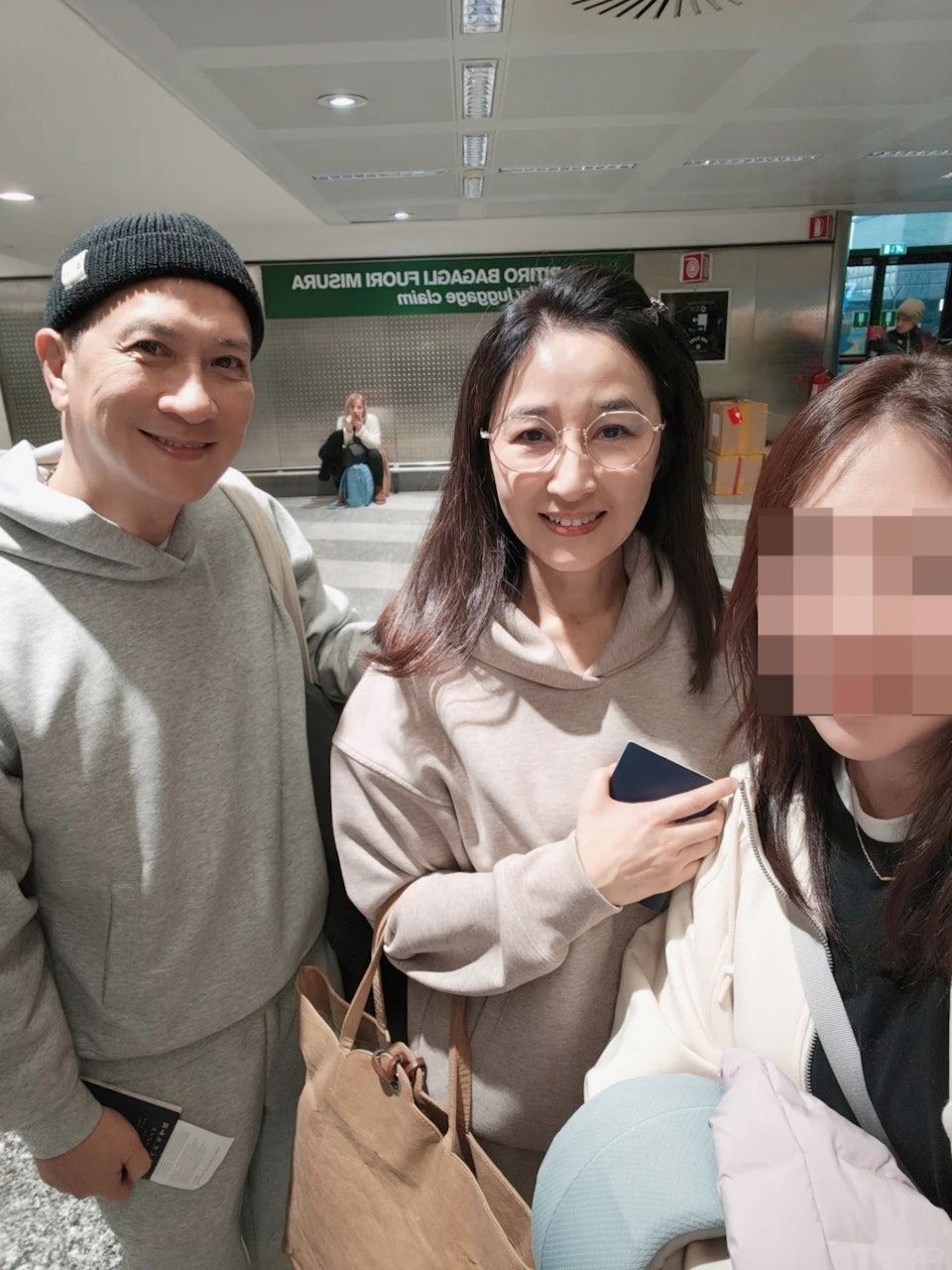 張家輝與關詠荷歐遊時穿上情侶裝,低調放閃。