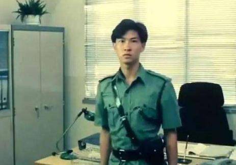 張家輝在石硤尾木屋區長大,早年父母離異,他與三位姐姐由母親獨力撫養。中三輟學後,他追隨父親腳步投考警察。