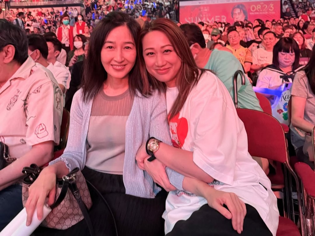夏竹欣開心攬實關詠荷合照。