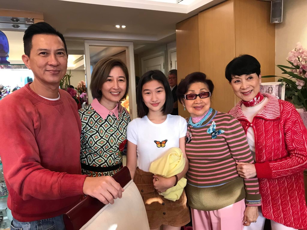 他們曾經與粵劇名伶白雪仙是鄰居,還帶同女兒一同去拜年。