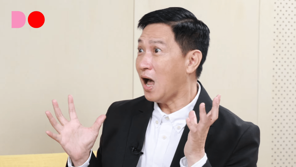 張家輝笑說:「佢化化吓妝擰轉個頭,嚇到『嘩~』咁嘅樣,哈哈哈。」