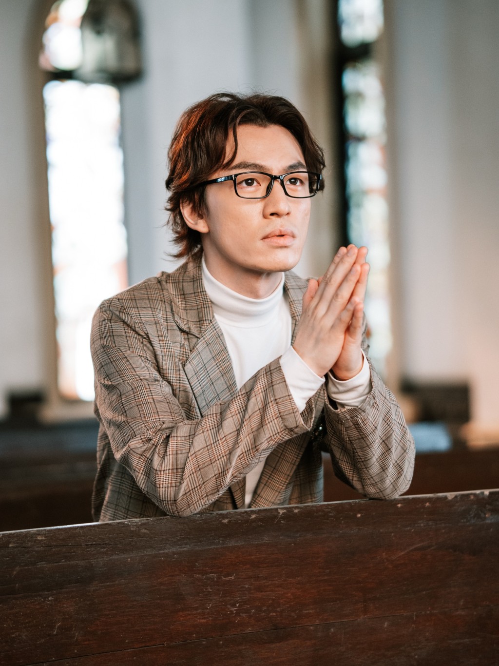 鄭家聲以斯文眼鏡造型深情演繹,展現熟男魅力。