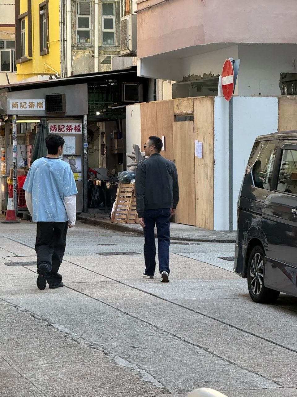 有網民在小紅書分享,在香港偶遇張智霖與他的兒子。