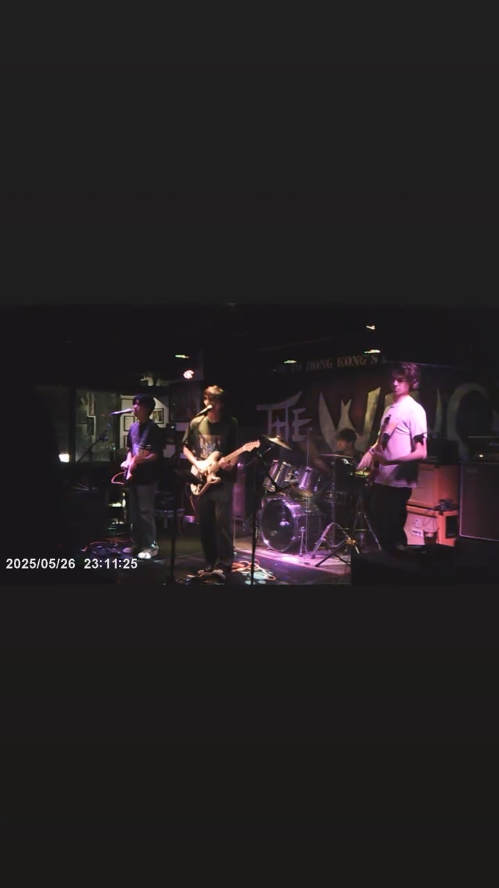 張慕童與朋友一起夾Band玩音樂。