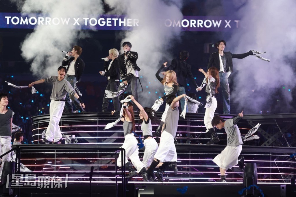 TOMORROW X TOGETHER一出場就獲得全場歡呼。