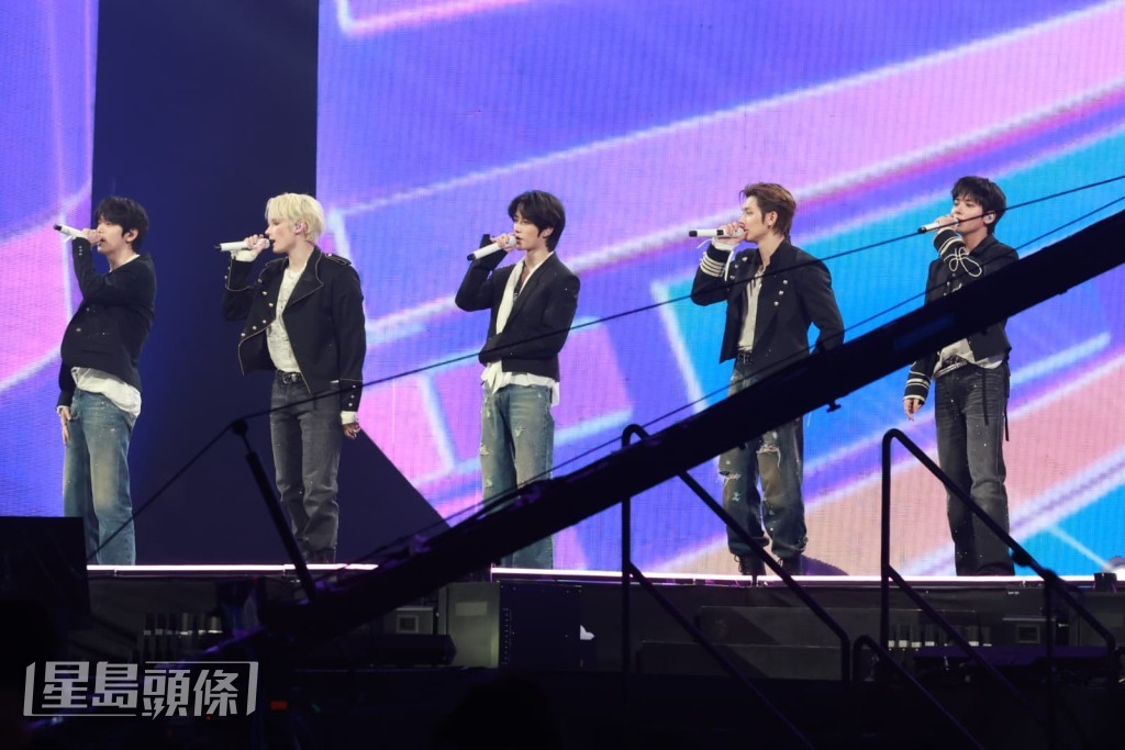TOMORROW X TOGETHER在台上與歌迷打招呼。