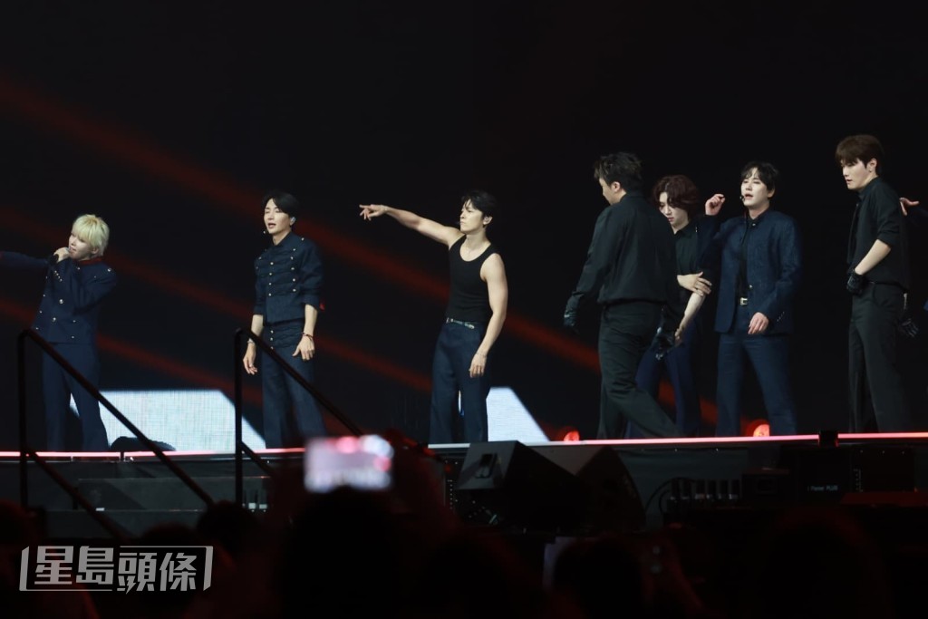 Super Junior準備演出時,現場有大批歌迷離場。