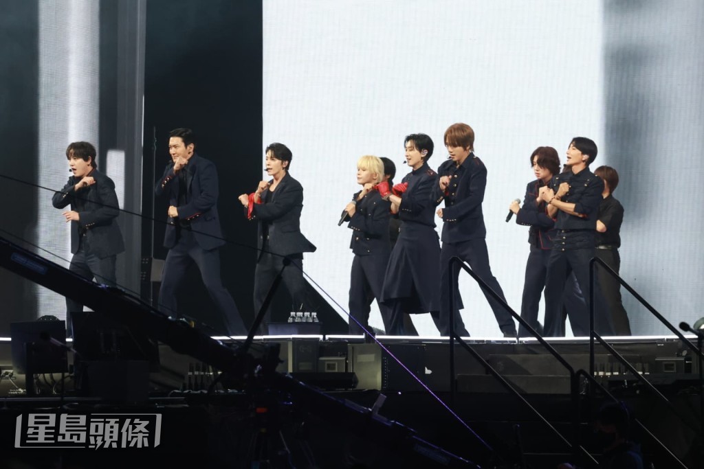 Super Junior在台上落力演出,又唱又跳。