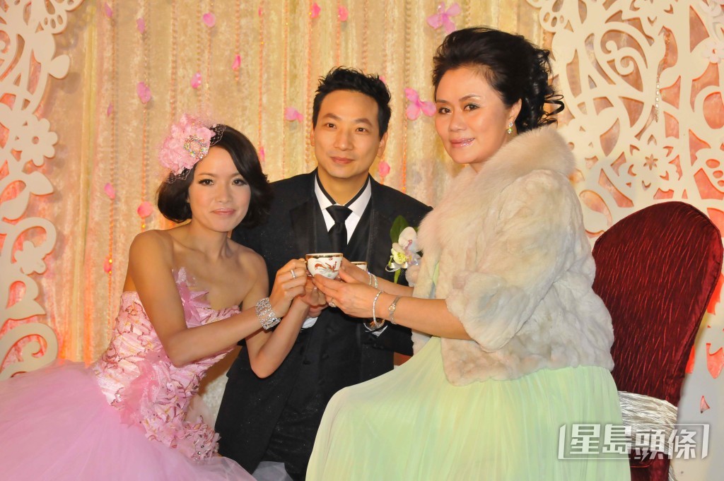寶珮如結婚時向林建明斟茶，但遺憾一直催婚想抱孫的母親，因患有老人痴呆症而未能見證她出嫁。