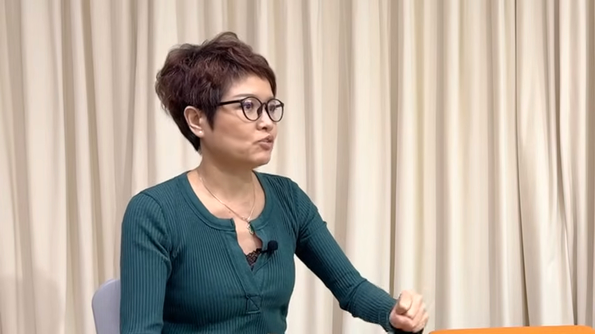原來寶珮如入行前曾做過偵探社工作。