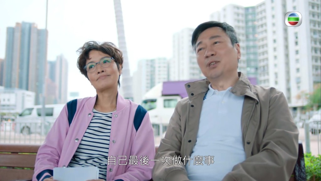 在TVB劇集《輕·功》中，寶珮如與黎耀祥坐在碼頭邊翻看舊照，致敬2019年因肺癌病逝的好友曾偉權。