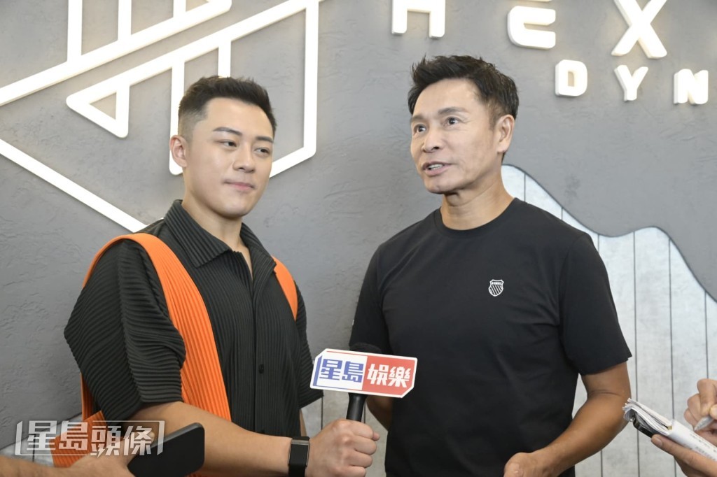 安仔脫下外套時,讓大家看到他身形明顯比以往更結實。