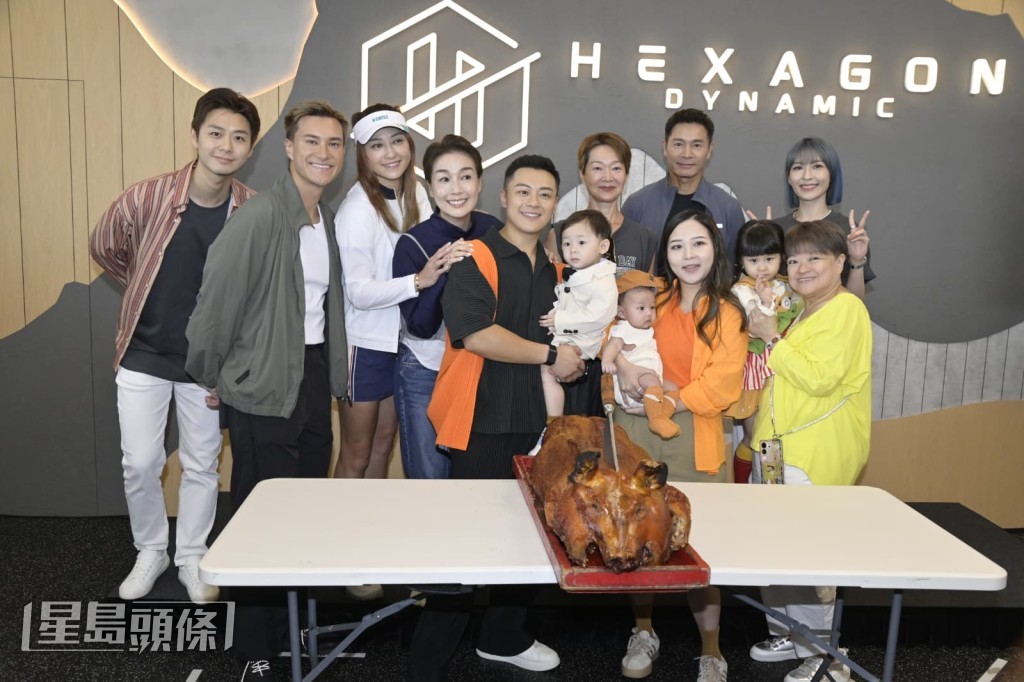 郭晉安、譚玉瑛、江美儀、朱敏瀚等一班圈中好友齊聚觀塘,為關曜儁的新店開幕祝賀及進行切燒豬儀式。