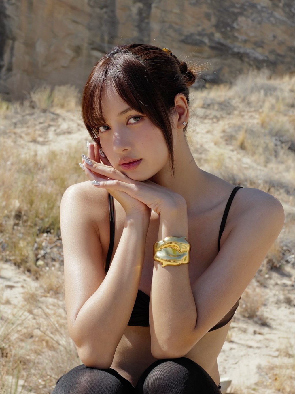 Lisa托腮的近照,眼神相當有魅力。