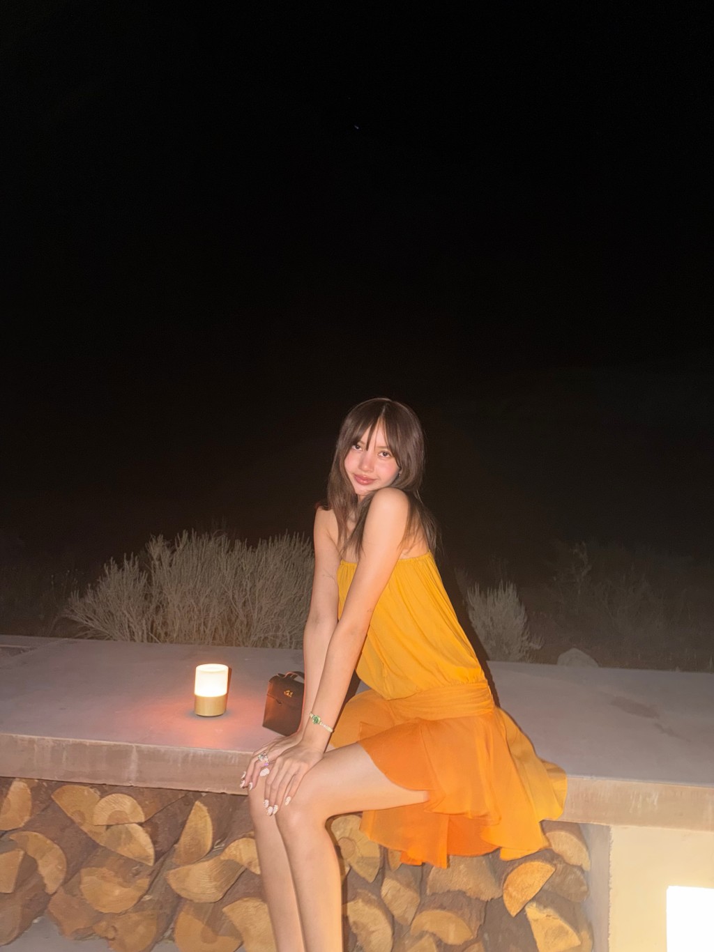 Lisa身穿黃色裙裝,造型相當亮眼。