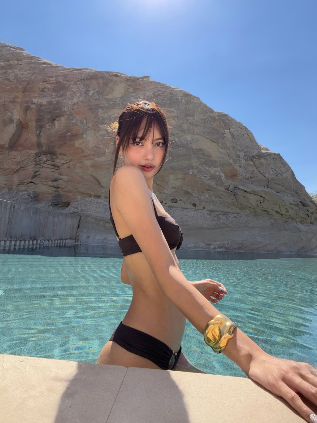 Lisa在泳池中回眸的瞬間,充滿美感。