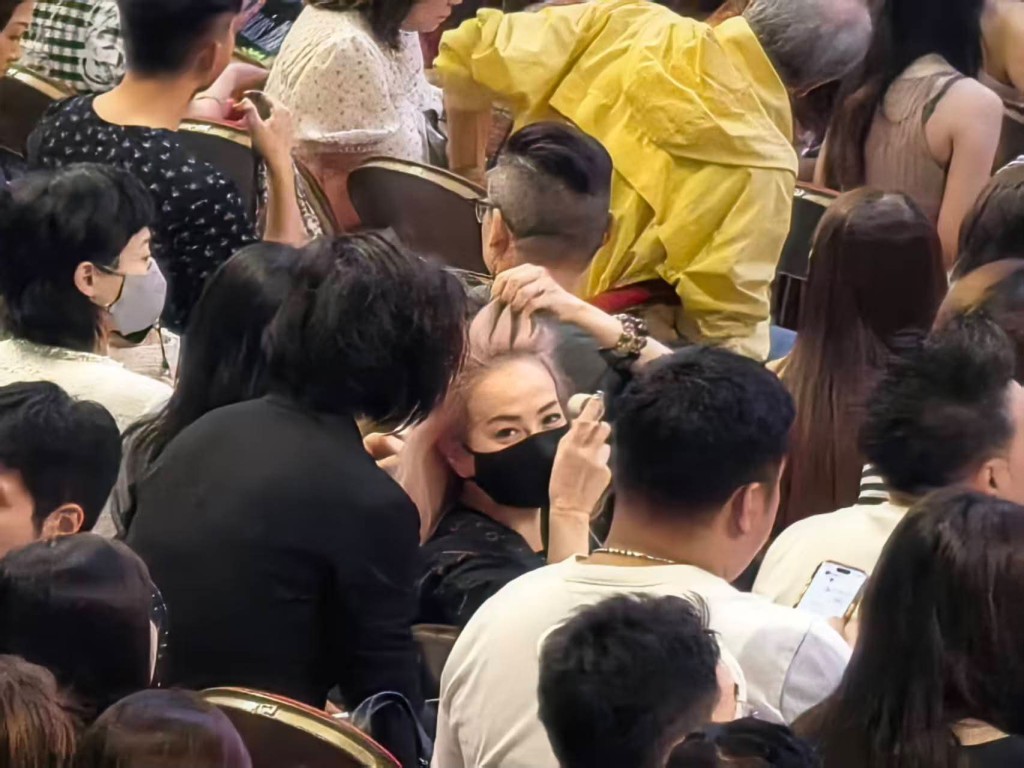 疑似林淑茵（黑口罩女子）在演唱會上與經理人Ronnie的互動，令緋聞討論升溫。