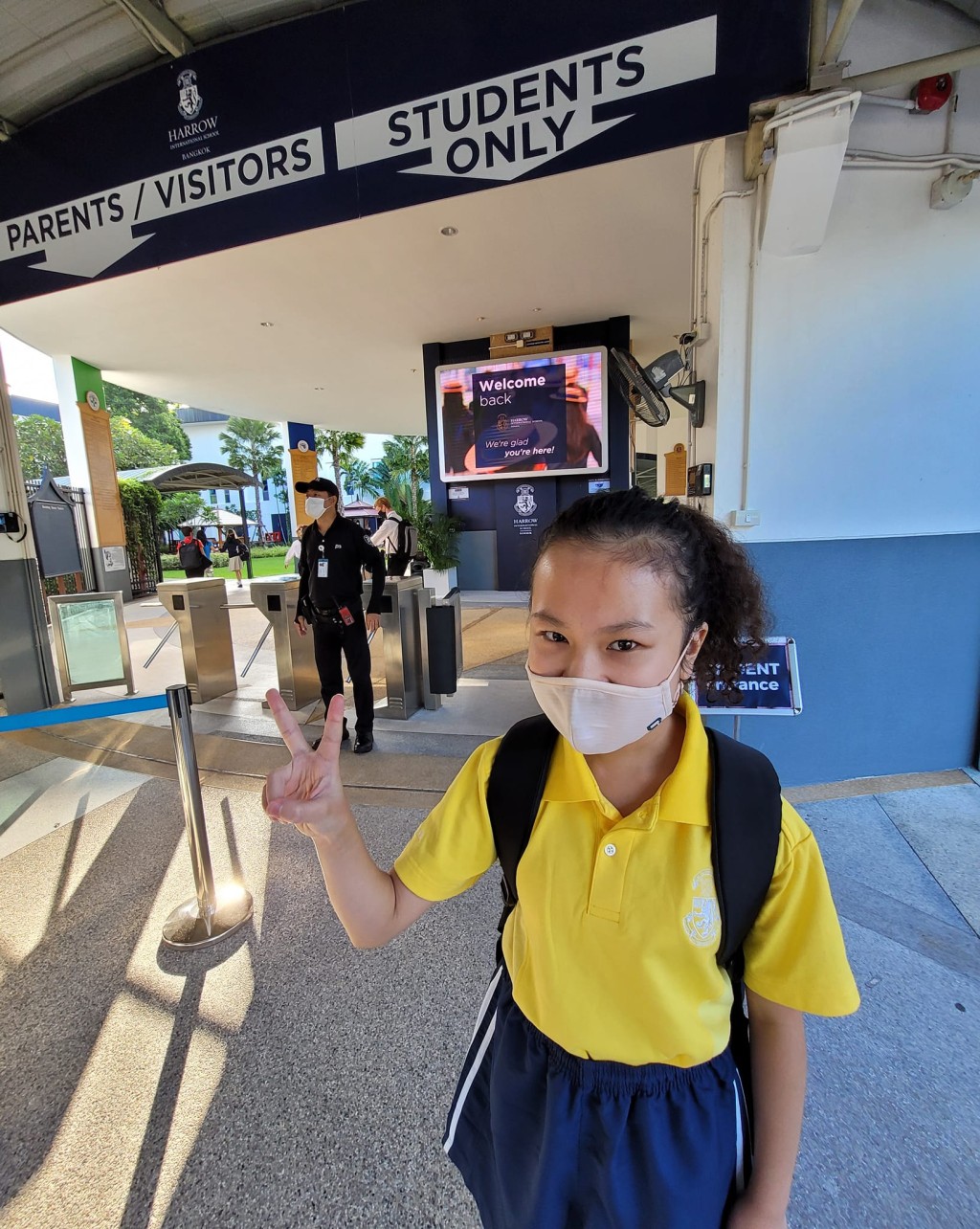 女兒陳禛在泰國入讀哈羅曼谷國際學校,從住所到學校車程約半小時。