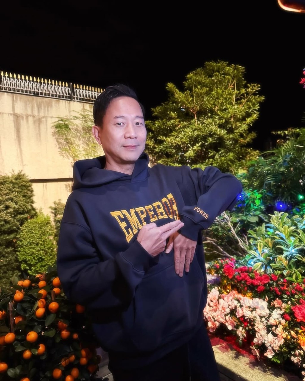 他在浸會大學電影學院主要教授戲劇相關知識。