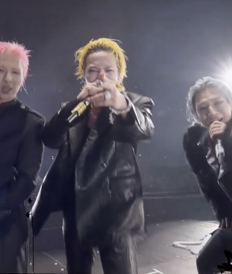 BIGBANG成員在昨晚的演出中全情投入。