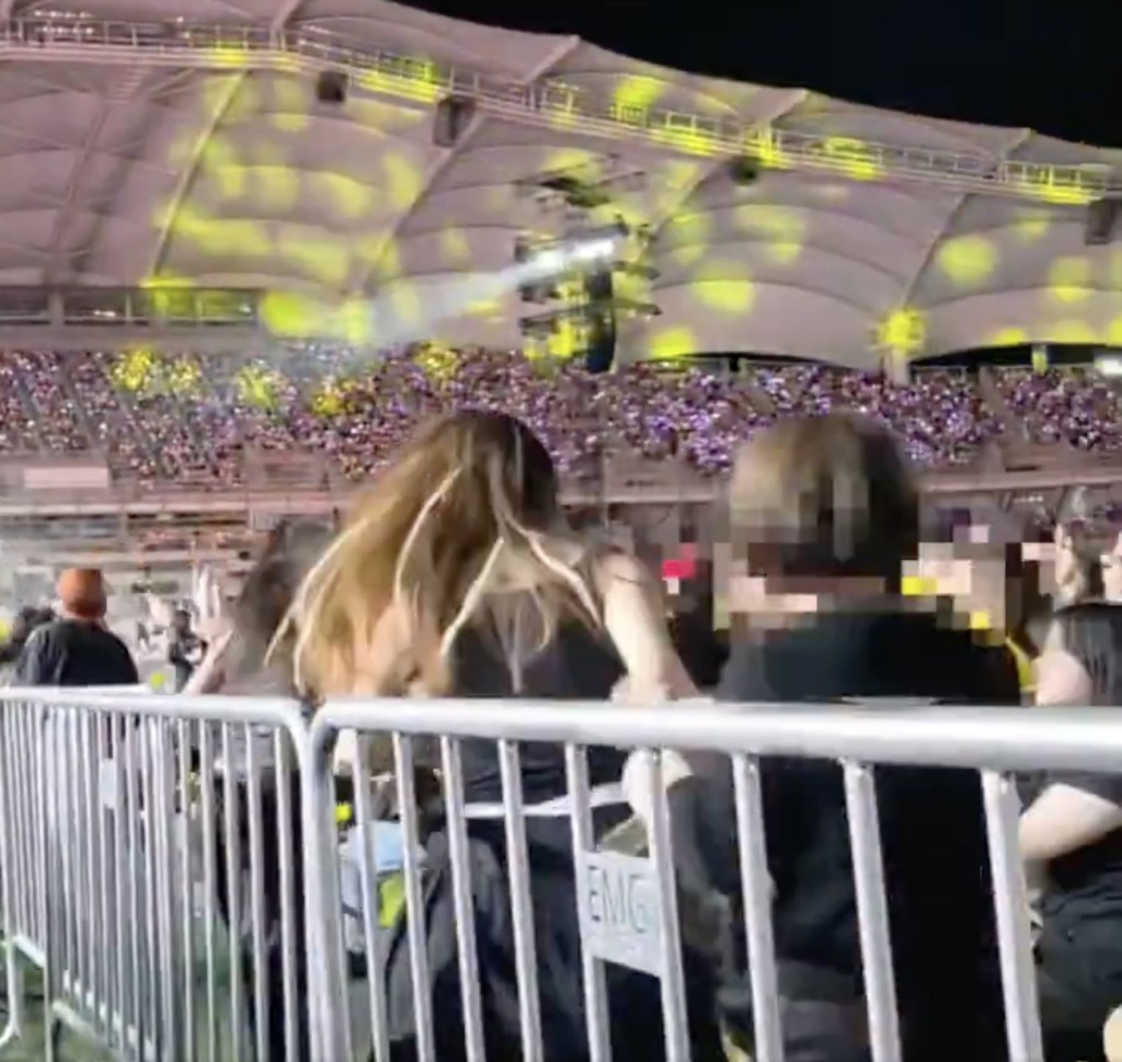 演出期間,有粉絲無視保安勸阻,衝向其他區域欲近距離接觸BIGBANG。
