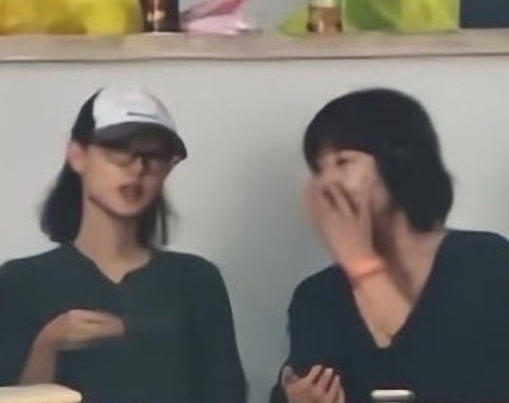 演員金智媛(左)昨晚現身觀賞BIGBANG演唱會。