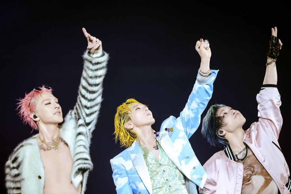 BIGBANG演唱《Still Life》時,歌曲中再次出現了前成員T.O.P的聲音。