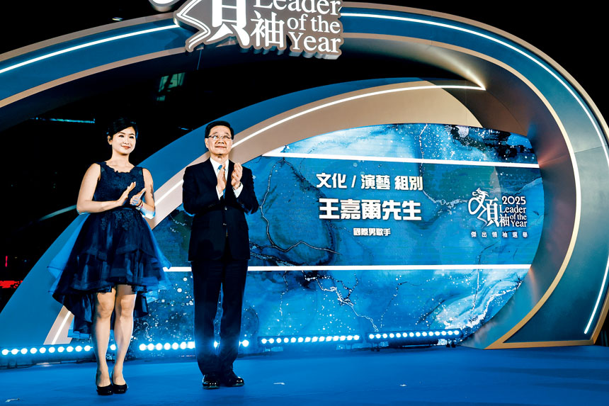 早前星島新聞集團舉行「傑出領袖選舉」頒獎典禮晚宴,並由行政長官李家超頒發獎項給Jackson。