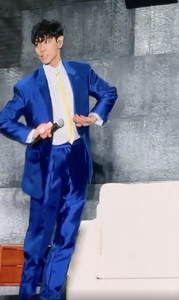 T.O.P在見面會上跳起ATEEZ熱門歌曲《BAD》的舞蹈。