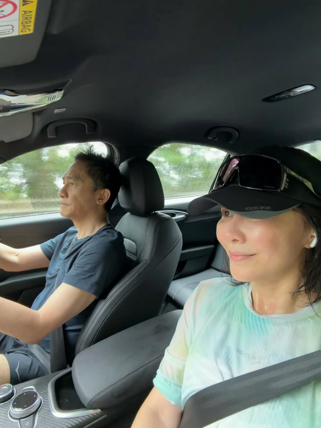 劉嘉玲近日上載與老公的甜蜜合照,顯示梁朝偉駕車接送,但網民焦點落在車款上。