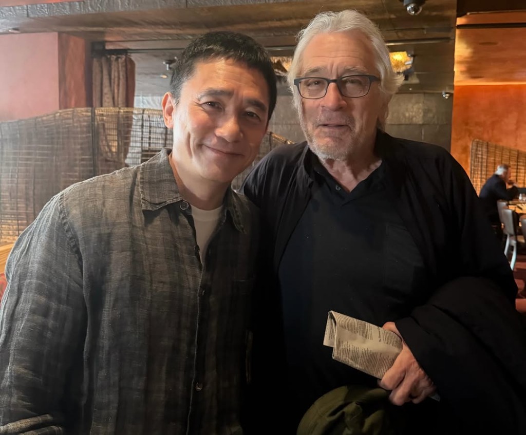 梁朝偉早前與奧斯卡影帝羅拔迪尼路再次合照,被稱為「世紀再合照」。
