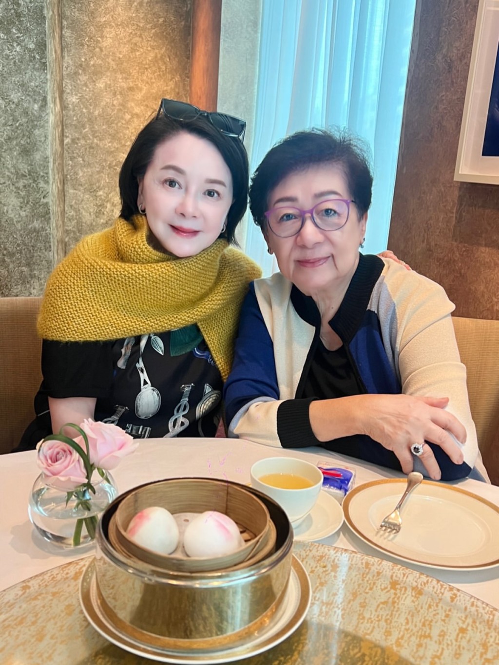 查小欣今日上載與梁朝偉媽媽的合照,86歲的偉媽顯得雍容華貴。