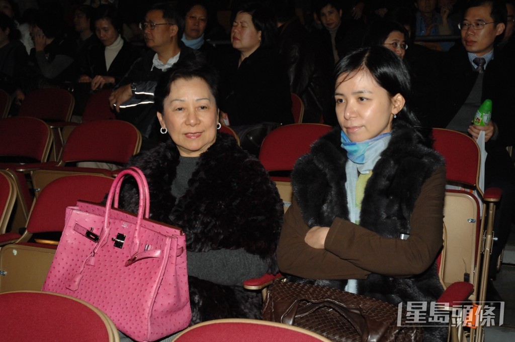 梁朝偉媽媽(左)曾有段坎坷婚姻,據指梁朝偉生父嗜賭,婚後生活並不愉快。