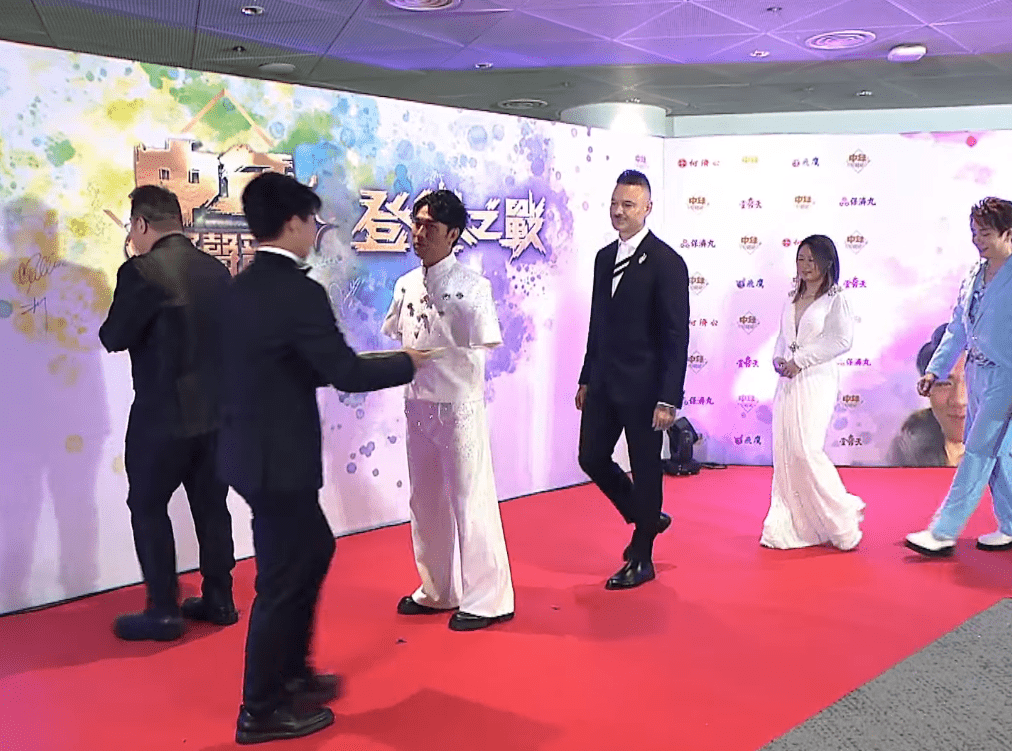 工作人員向李金凱遞上簽名筆,他輕輕搖頭婉拒。