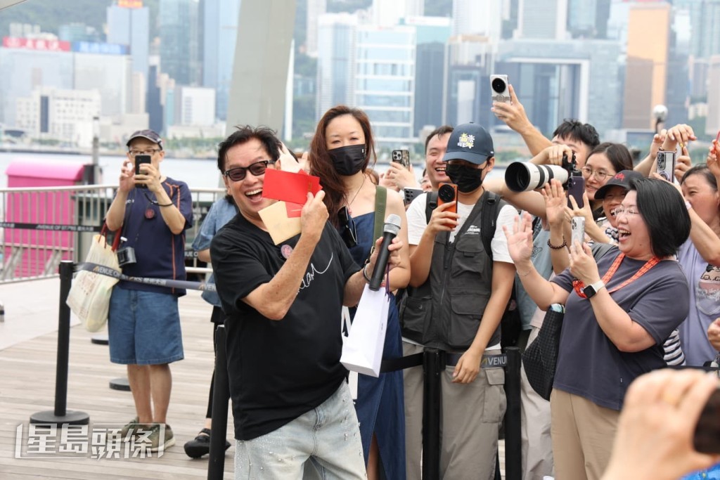 譚詠麟親自接收支持者送上的利是。