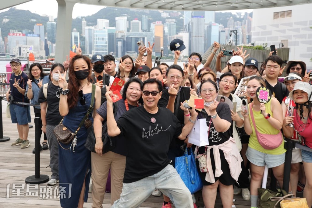 譚詠麟與現場人士拍攝大合照。