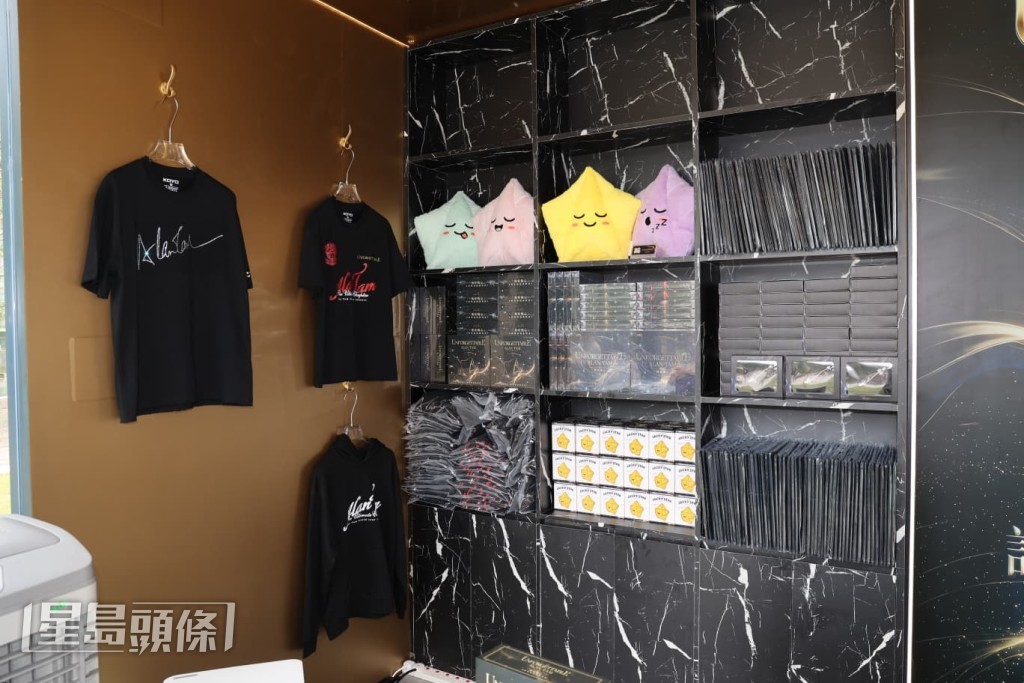 歌迷預先購買演唱會周邊產品準備應援。