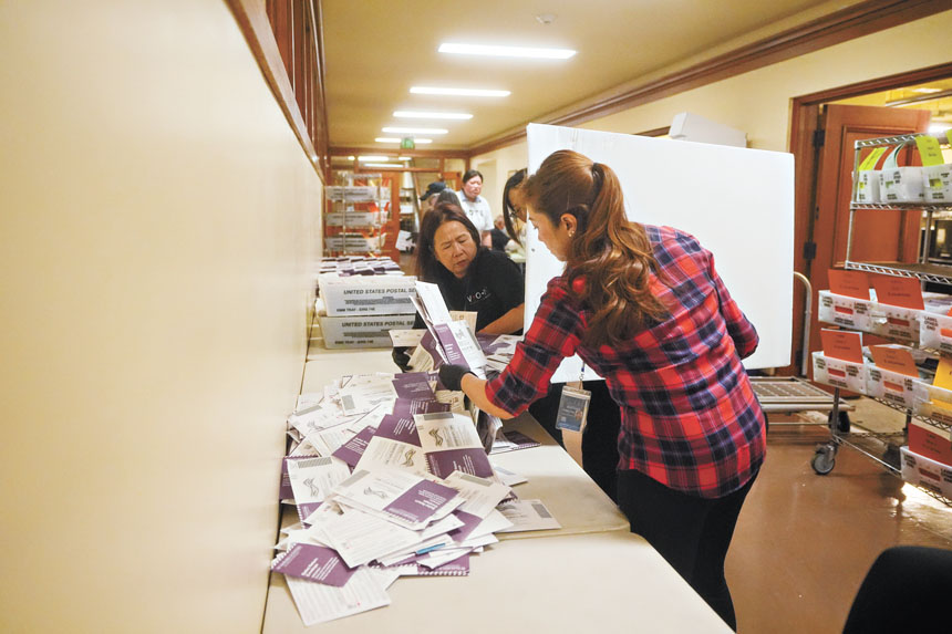 圖為三藩市選務局人員在市政廳整理郵寄選票。美聯社資料圖片