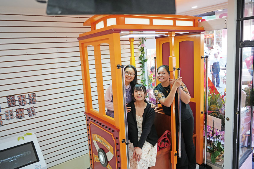 參加開幕典禮的市參事車小焱與吳欣藍、珠珠母女在叮噹車佈景上合影。記者黃偉江攝